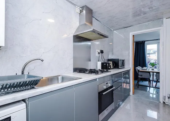 Pearl Reside - Sleeps 5, Free Parking & 5 Mins Centre