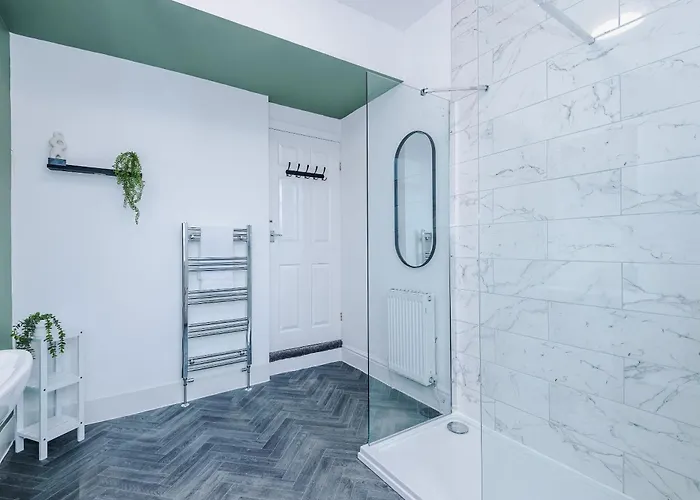 Spacious 3 Bed In By 53 Degrees Property, Perfect For Group Stays, Sleeps 8 With Free Parking!