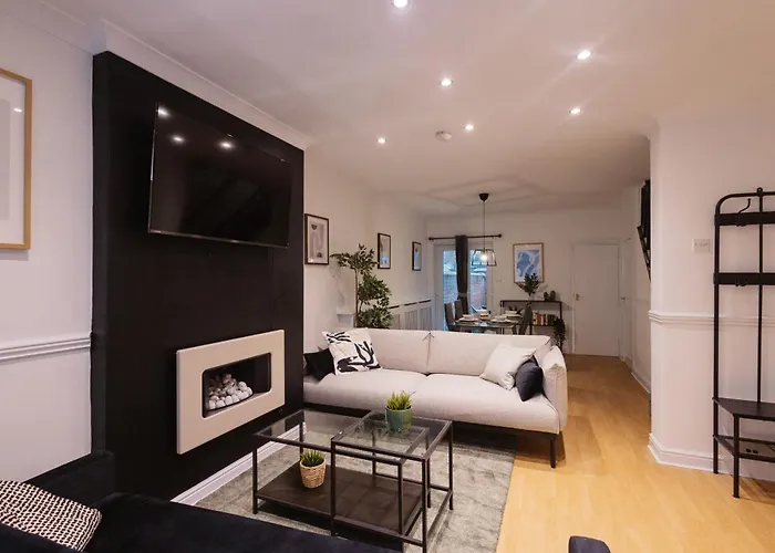 펜션 3 Bedroom House In Salford - Sleeps 6 Guests, Contractors, Groups, Families, Business, Leisute & Relocation Welcome, 15 Minutes From Centre, Fast Wi-fi, Smart Tv In Each Bedroom & Free Parking, Long And Short Welcome *