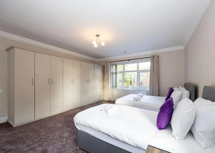 Detached House In Prestwich Sleeps 10 With Parking Ferienhaus *