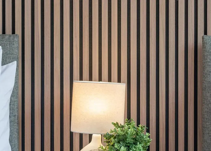 Stylish Comfort Retreat - Salford, Sleeps 8 *