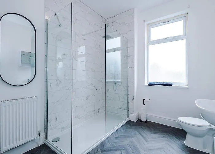 Spacious 3 Bed In By 53 Degrees Property, Perfect For Group Stays, Sleeps 8 With Free Parking! *