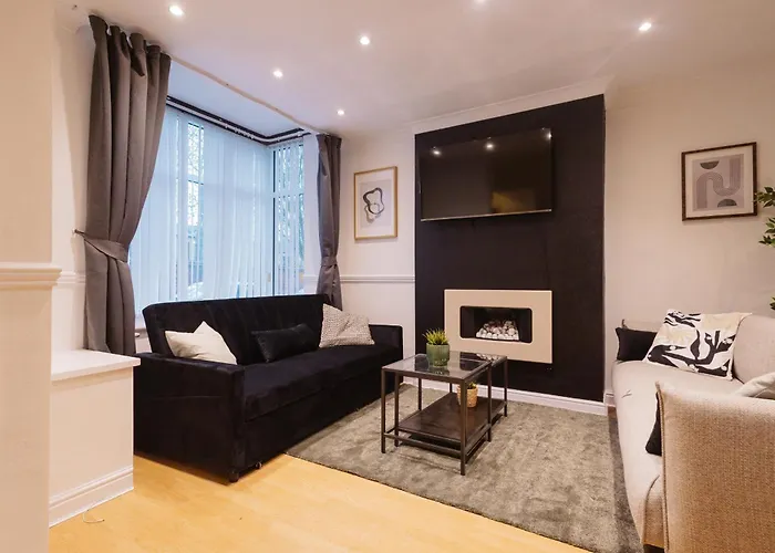 3 Bedroom House In Salford - Sleeps 6 Guests, Contractors, Groups, Families, Business, Leisute & Relocation Welcome, 15 Minutes From Centre, Fast Wi-fi, Smart Tv In Each Bedroom & Free Parking, Long And Short Welcome מנצ'סטר