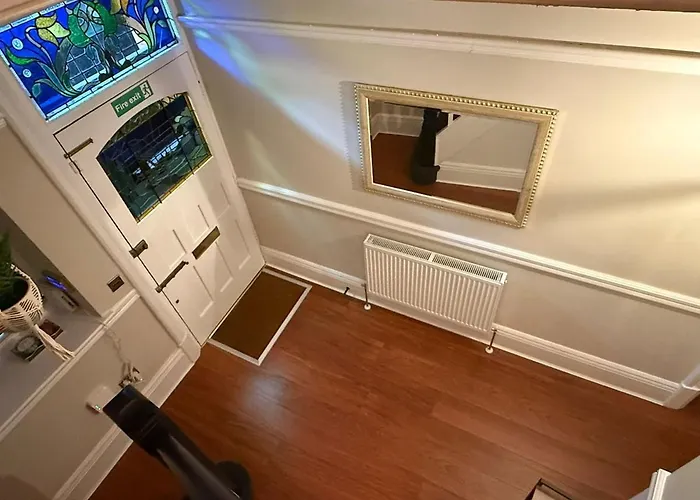 Large Luxury 4 Bedroom With Parking