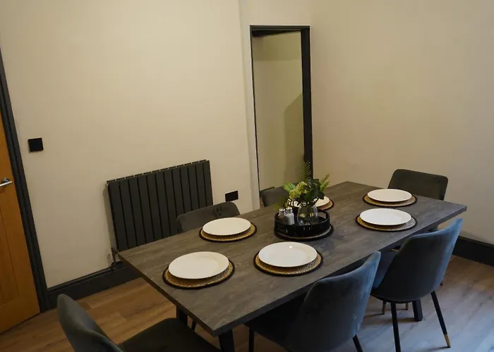 Spacious 3-bedroom Near Centre With Parking بيت للعطل *