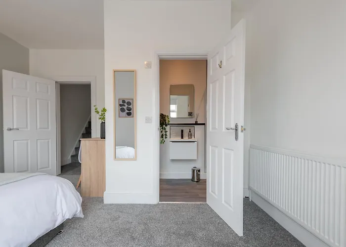 Semesterbostad Comfort & Style In Salford - Sleeps 8