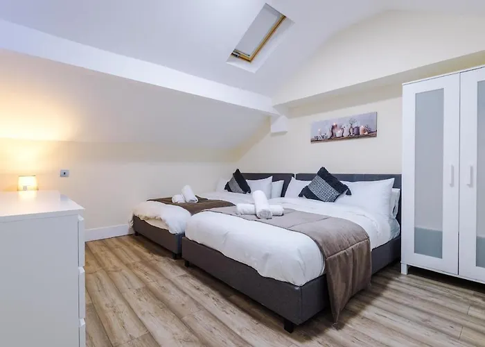 Sleeps 13, Free Parking, Near Etihad & C0-0p Live, 4br Semesterbostad Manchester