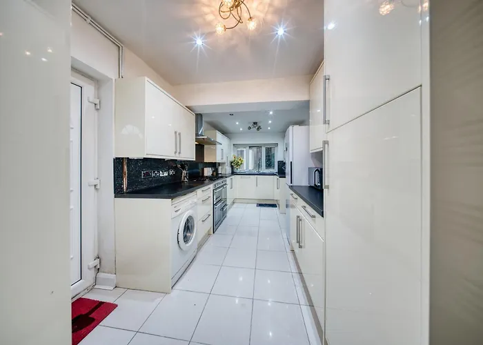 3 Bedrooms Sleeps 7 Free Parking 펜션 *