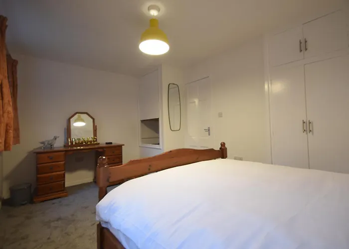 Cosy 2bdr House With Driveway Near *