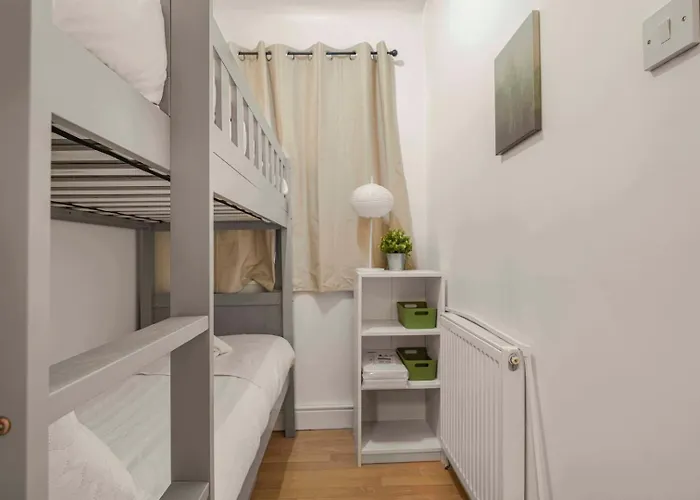 Pensjonat Guestready - Cozy 3-bedroom In Droylsden 3*