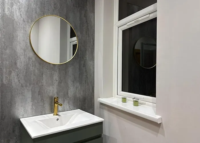 Large Luxury 4 Bedroom With Parking * Manchester