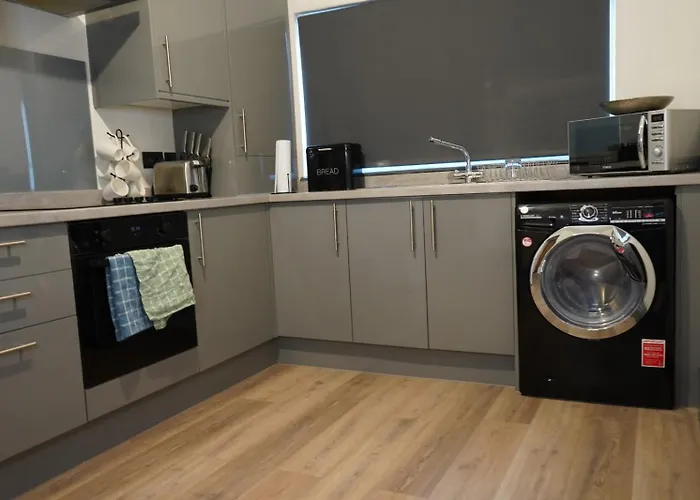 Spacious 3-bedroom Near Centre With Parking Manchester