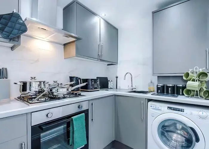 Modern 2-bed House Near Centre - Sleeps 6 *