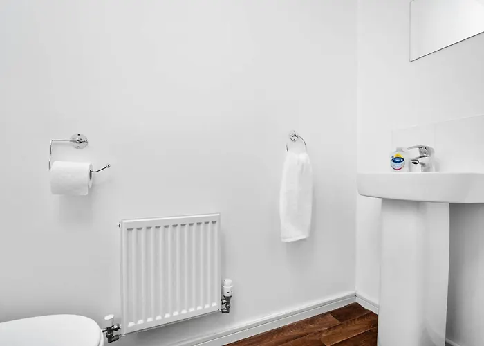 Stylish 4 Bed House With Garden - 4 Doubles Beds & 1 Single Bed - Sleeps 9 - Salford - Free Parking - Smart Tvs In Every Bedroom - Free Netflix - 6 Min To Centre, Close To Trafford Centre, Etihad Stadium, Arena, Clubs & Mor Nyaraló Manchester