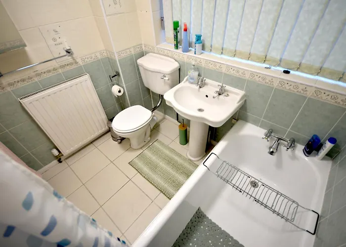 Cosy 2bdr House With Driveway Near بيت للعطل