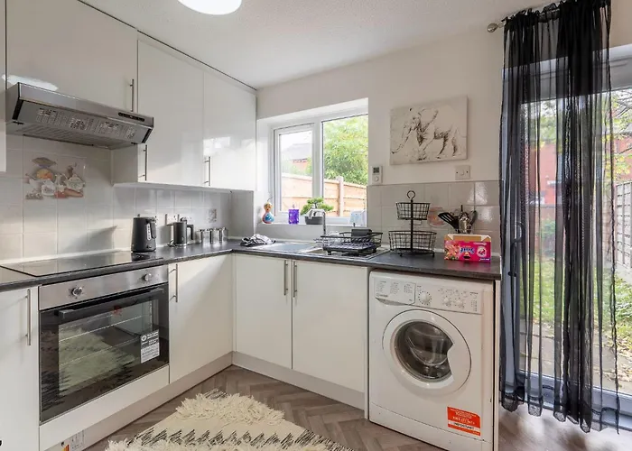 2br House Contractors Parking Wifi Manchester