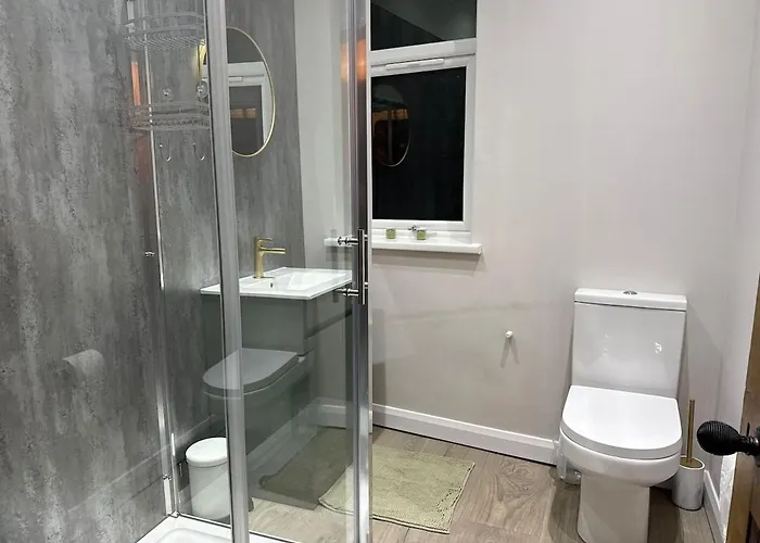 Large Luxury 4 Bedroom With Parking * Manchester