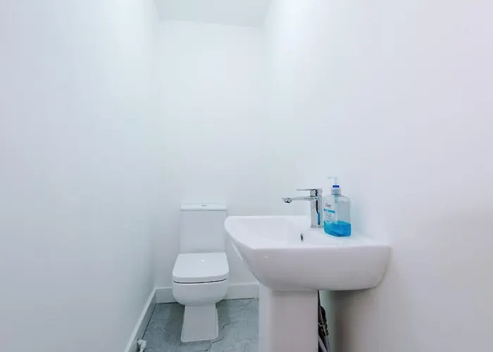 Pearl Reside - Sleeps 5, Free Parking & 5 Mins Centre *