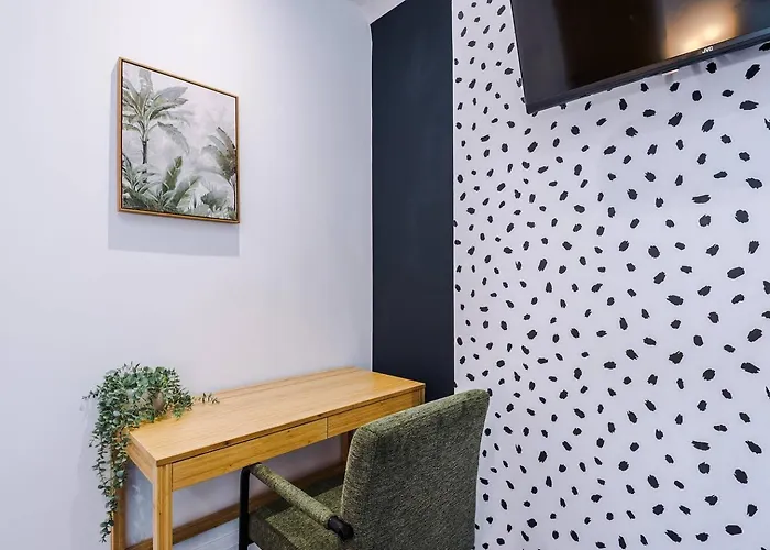 펜션 8min To Metrolink 20min To Etihad And Coop Live With Free Parking *