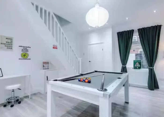 Modern 2-bed House Near Centre - Sleeps 6 別荘