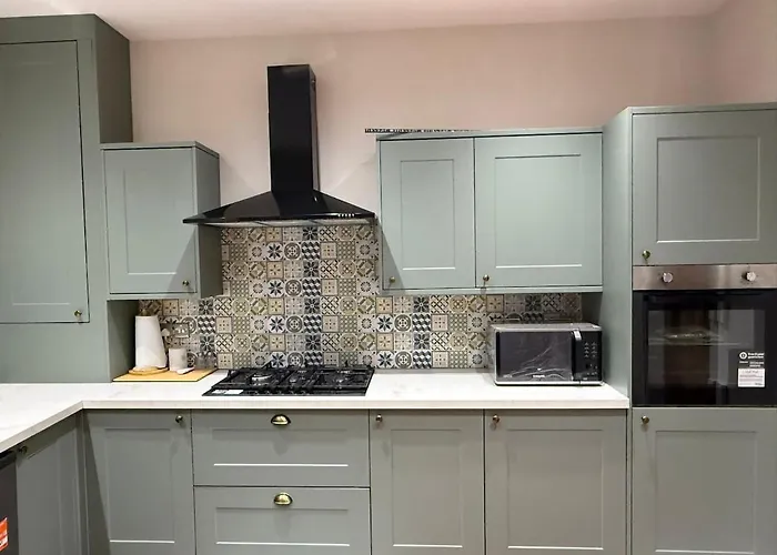 Large Luxury 4 Bedroom With Parking Дом отдыха