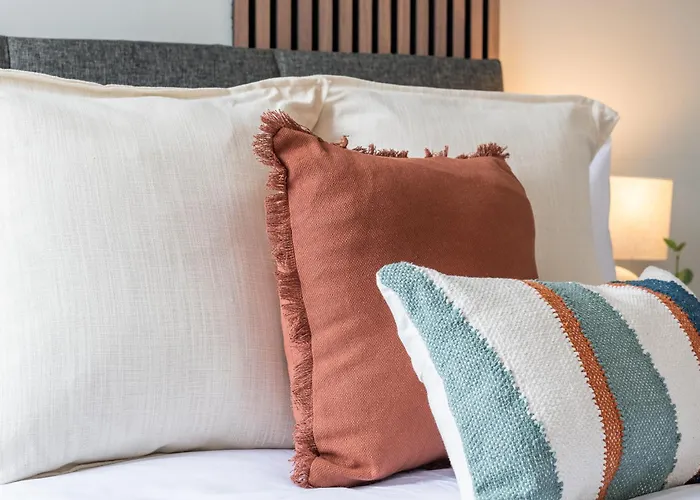 Stylish Comfort Retreat - Salford, Sleeps 8 *