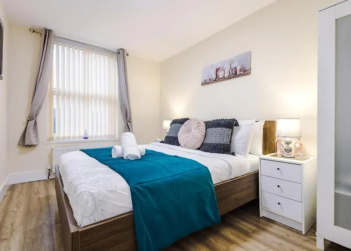 Sleeps 13, Free Parking, Near Etihad & C0-0p Live, 4br Semesterbostad Manchester