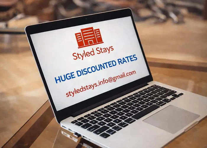 Spacious 3-bedroom Near Centre With Parking بيت للعطل *