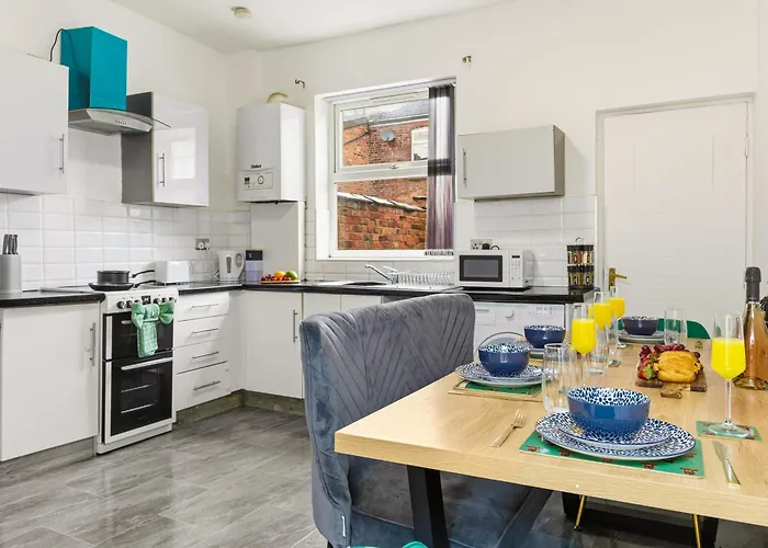 2 Bedroom 5 Beds House 10 Minutes Away From Centre And Hospitals On Street Parking ,great For Long Term Contractors And Hospital Workers Ferienhaus *