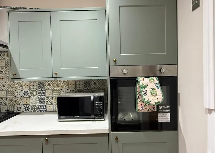 Large Luxury 4 Bedroom With Parking * Manchester