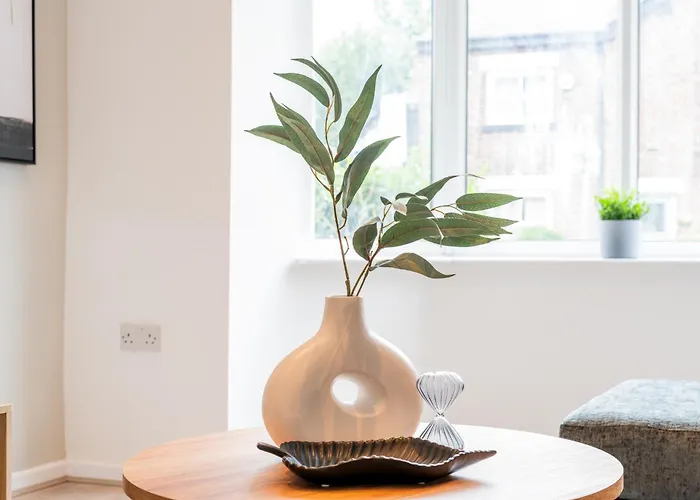 Stylish Comfort Retreat - Salford, Sleeps 8 مانشستر