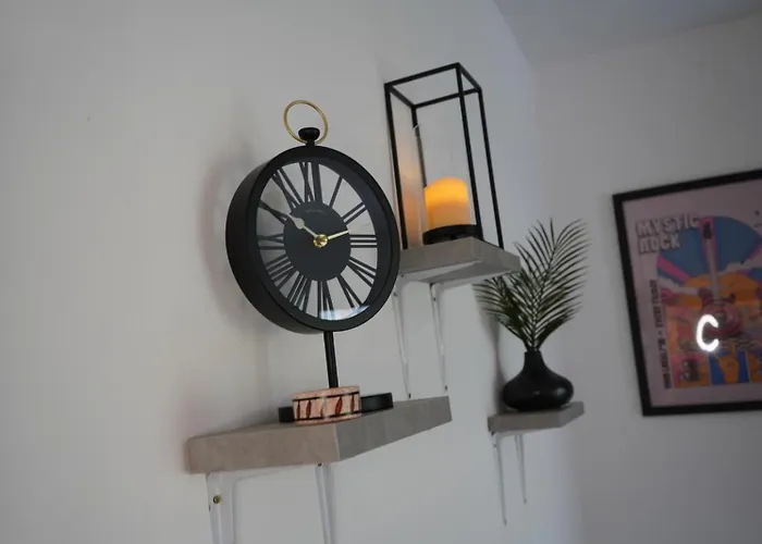 Spacious 3-bedroom Near Centre With Parking *