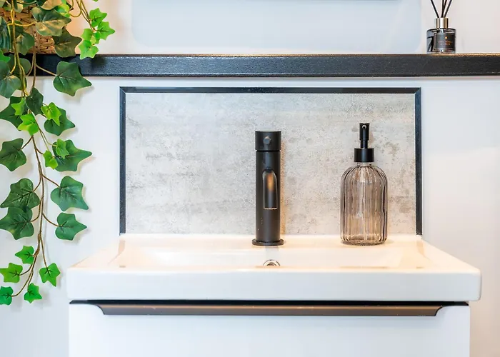 Stylish Comfort Retreat - Salford, Sleeps 8 بيت للعطل