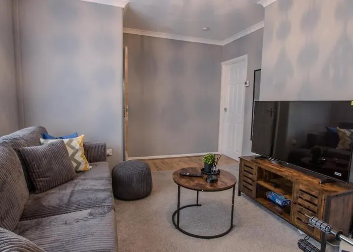 Modern 3br House - Quiet Clifton Area 別荘 *