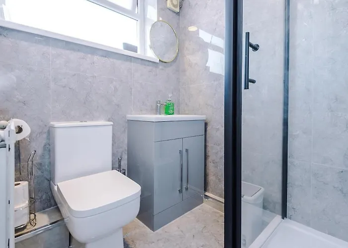 Pearl Reside - Sleeps 5, Free Parking & 5 Mins Centre *