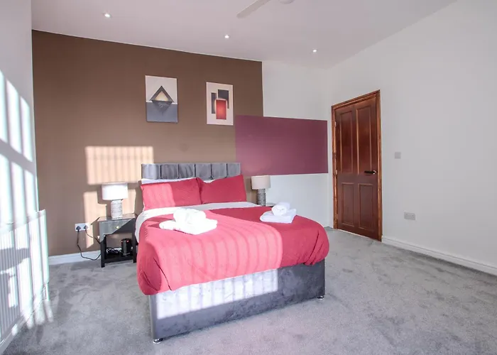 Modern & Spacious 4-bedroom Home, Family & Contractor Friendly, Manchester