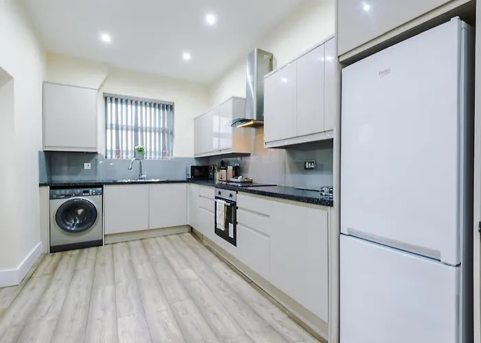 Sleeps 13, Free Parking, Near Etihad & C0-0p Live, 4br