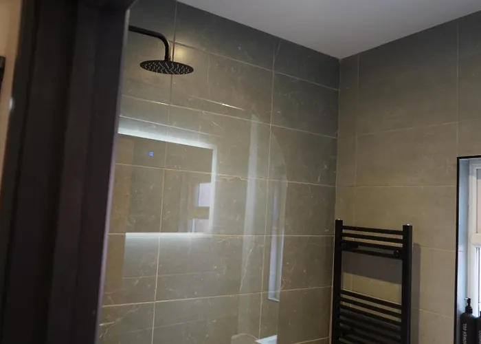 Spacious 3-bedroom Near Centre With Parking مانشستر