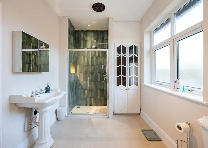 Detached House In Prestwich Sleeps 10 With Parking Ferienhaus