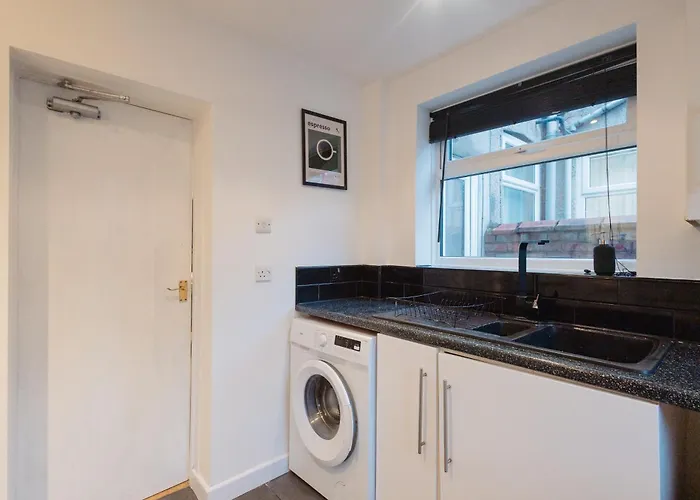3 Bedroom House In Salford - Sleeps 6 Guests, Contractors, Groups, Families, Business, Leisute & Relocation Welcome, 15 Minutes From Centre, Fast Wi-fi, Smart Tv In Each Bedroom & Free Parking, Long And Short Welcome מנצ'סטר