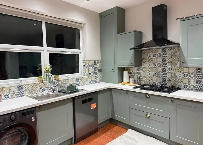 Dom wakacyjny Large Luxury 4 Bedroom With Parking