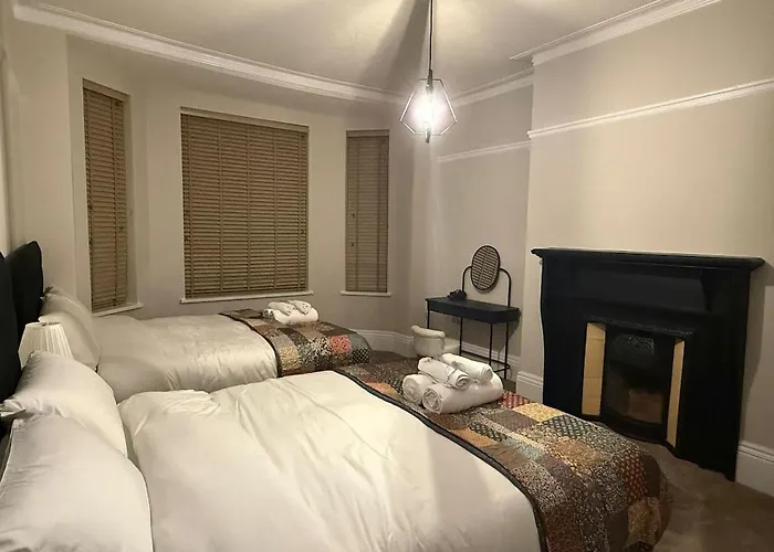 Large Luxury 4 Bedroom With Parking *