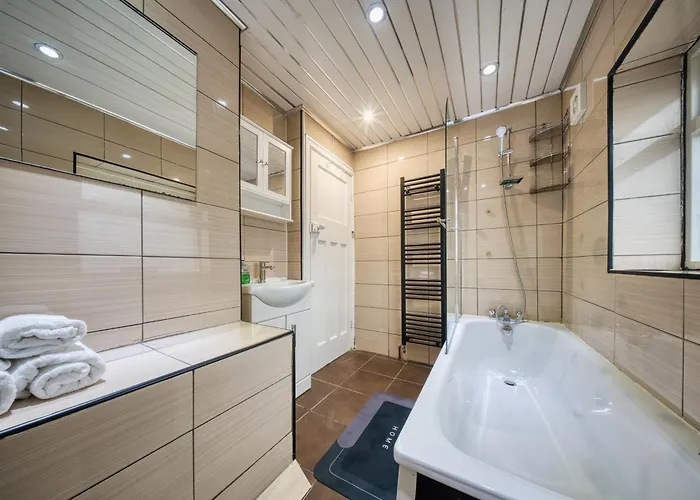 3 Bedrooms Sleeps 7 Free Parking * 맨체스터