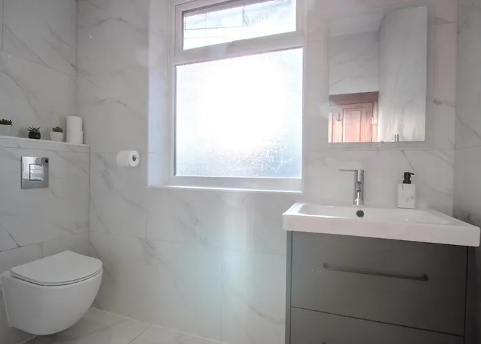 Modern&spacious 4-bedroom Home, Family&contractor Friendly, Сasa de vacaciones