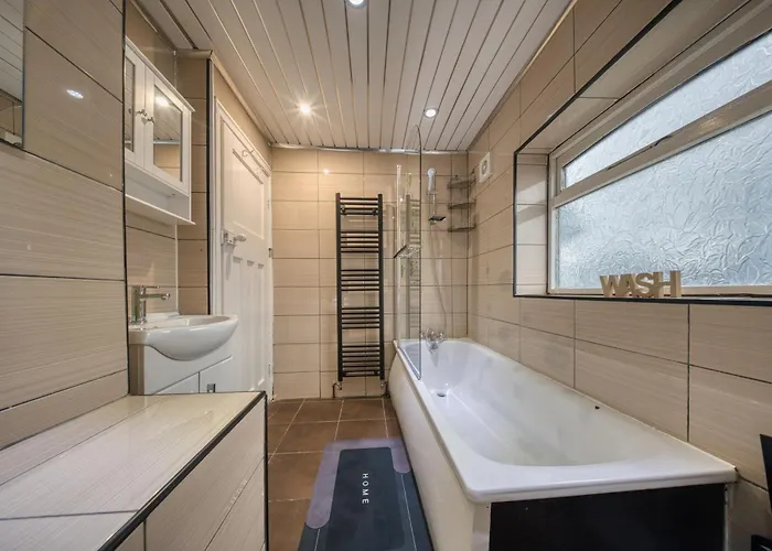 3 Bedrooms Sleeps 7 Free Parking * 맨체스터