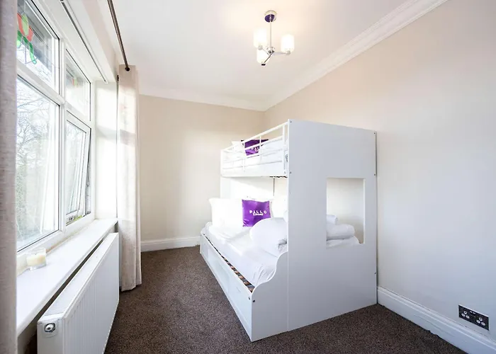 Detached House In Prestwich Sleeps 10 With Parking Ferienhaus