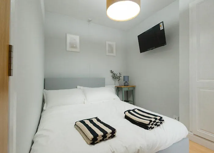 3 Bedroom House In Salford - Sleeps 6 Guests, Contractors, Groups, Families, Business, Leisute & Relocation Welcome, 15 Minutes From Centre, Fast Wi-fi, Smart Tv In Each Bedroom And Free Parking, Long & Short Welcome Prázdninový dům