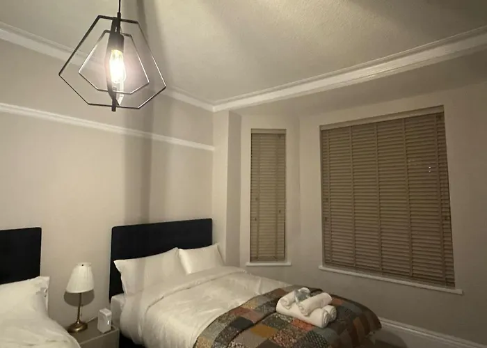 Large Luxury 4 Bedroom With Parking Manchester