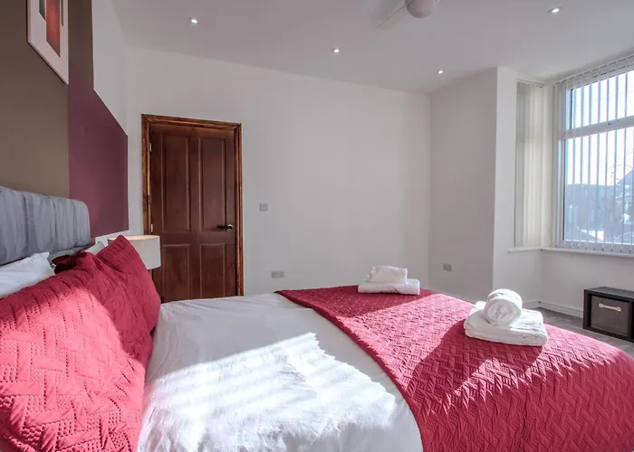 Nyaraló Modern & Spacious 4-bedroom Home, Family & Contractor Friendly, Manchester