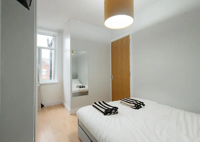 3 Bedroom House In Salford - Sleeps 6 Guests, Contractors, Groups, Families, Business, Leisute & Relocation Welcome, 15 Minutes From Centre, Fast Wi-fi, Smart Tv In Each Bedroom & Free Parking, Long And Short Welcome 펜션